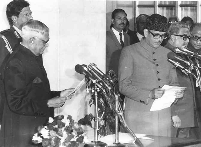 Vishwanath Pratap Singh being sworn in as India's seventh prime minister on December 2, 1989, by then President Ramaswamy Venkataraman.