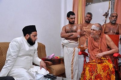 Kanchi Shankaracharya Jayendra Saraswati with Lucknow Imam Maulana Khalid Rasheed in Lucknow, October 2014.