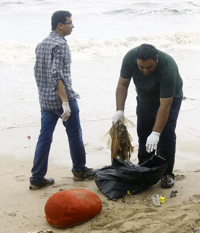 Volunteers clean up Mumbai's beach