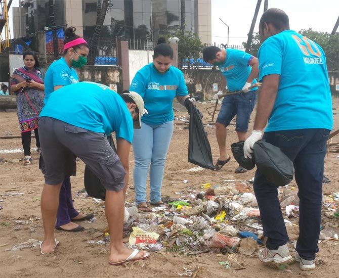 Volunteers clean up Mumbai beach.