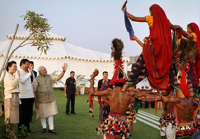 Peng Liyuan, her husband Xi Jinping, general secretary of the Chinese Communist Party and president of China, Prime Minister Narendra Modi at a cultural performance on the Sabarmati River front, September 17, 2014. Credit: PTI Photo