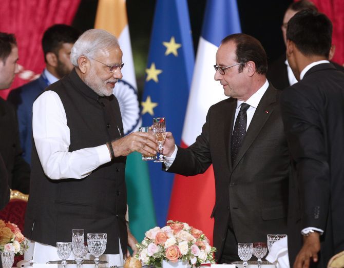Prime Minister Narendra Damodardas Modi and then French president Francois Hollande raise a toast at the state banquet in the Elysee Palace after signing the Rafale deal. Photograph: Reuters