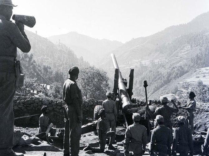 Artillery guns in action in Uri, Poonch sector