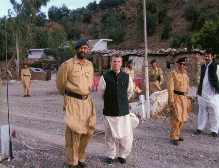 Robert Grenier with Pakistan soldiers on the Pakistan-Afghanistan border