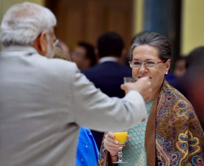 Prime Minister Narendra D Modi toasts then Congress president Sonia Gandhi at the dinner for then US president Barack Obama at Rashtrapati Bhavan, January 25, 2015