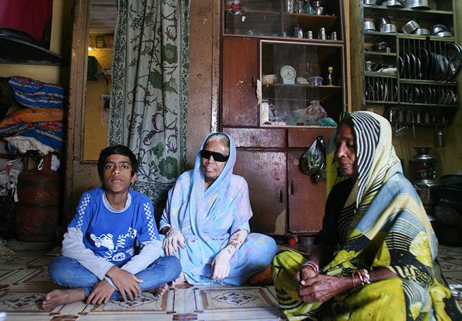 Mukhtar's son Altamas with his grandmother Salma and Kamar Jahan's aunt Asma Bi