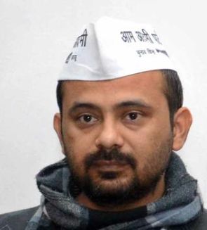 Aam Aadmi Party&#39;s Delhi chief Dilip Pandey on Wednesday alleged that a Delhi police bus tried to run over him in front of Rajinder Nagar police station. - 22aap-pandey