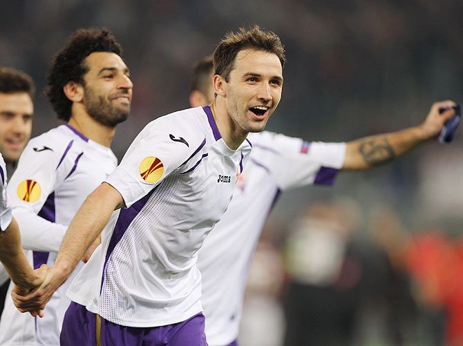 ACF Fiorentina's Gonzalo Rodriguez celebrates with teammates after their UEFA Europa League Round of 16 victory over AS Roma at Olimpico Stadium in Rome on Thursday