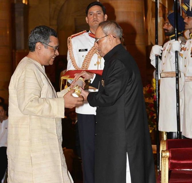 Swapan Dasgupta receives the Padma Bhushan from President Pranab Mukherjee. Photograph: Rashtrapati Bhavan/Facebook