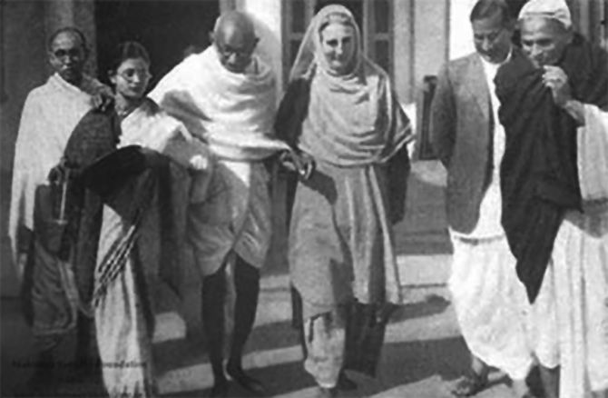Gandhi leaves for a prayer meet