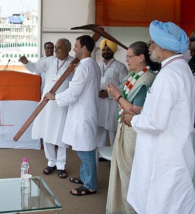 Rahul Gandhi with Congress President Sonia Gandhi and former prime minister Dr Manmohan Singh at a Kisan Samman rally at the Ramlila Ground in New Delhi, September 20, 2015.