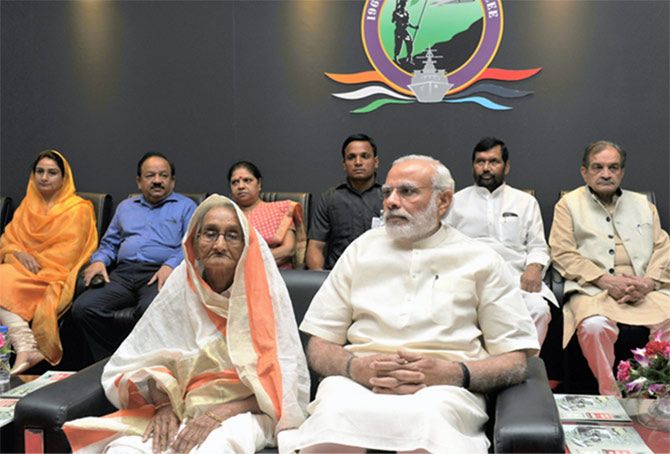 Rasoolan Bi, Param Vir Chakra Abdul Hamid's wife, with Prime Minister Narendra Modi.