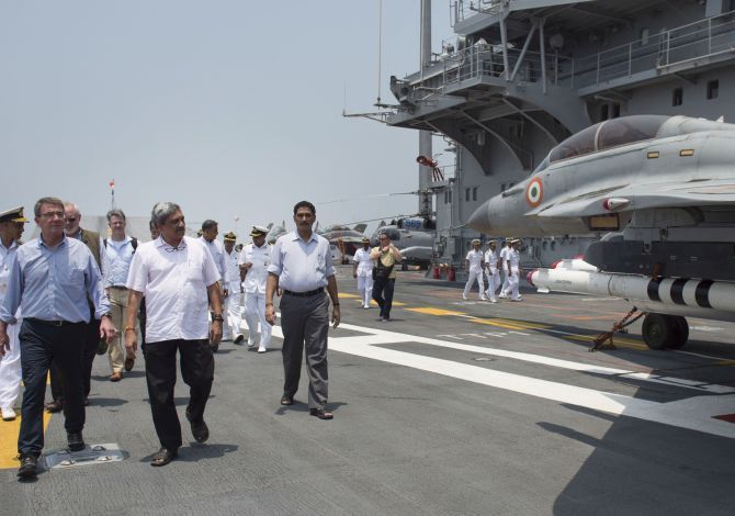 US Secretary of Defence Ash Carter and Defence Minister Manohar Parrikar tour the INS Vikramaditya at the Indian Naval Station Karwar.