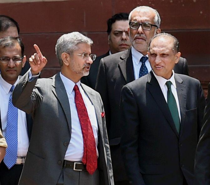 Foreign Secretary S Jaishankar with his Pakistani counterpart Aizaz Ahmad Chaudhry after a meeting at South Block in New Delhi, April 26, 2016. Photograph: Atul Yadav/PTI Photo