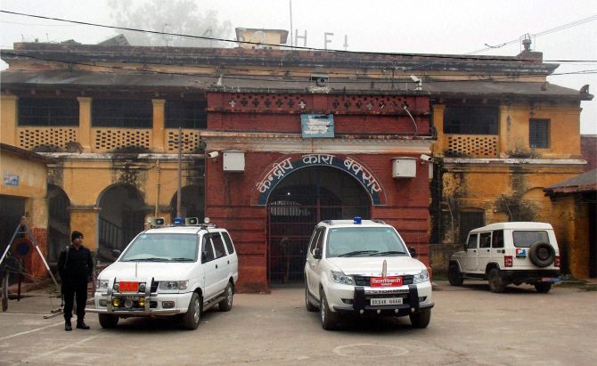 5 Prisoners Escape From Bihars Buxar Jail India News 