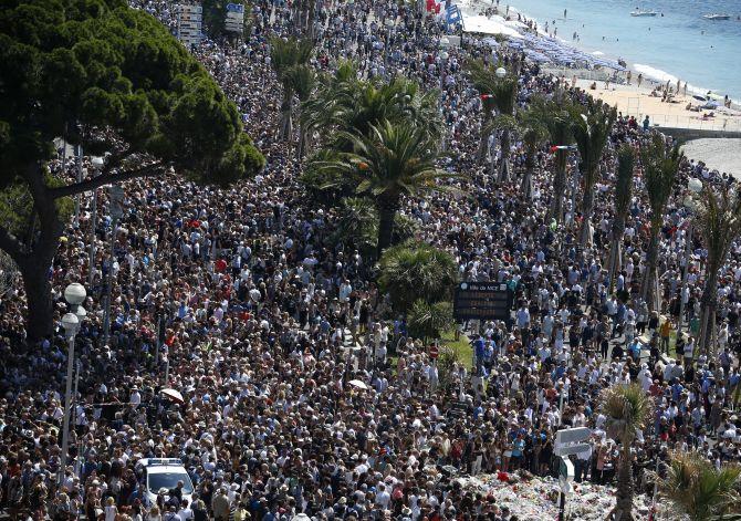 A General View Shows The Crowd Gathering Near Makeshift Memorial On Promenade Des Anglais During Minute Of Silence Third Day National A General View Shows The Crowd Gathering Near Makeshift Memorial On Promenade Des Anglais During Minute Of Silence Third Day National