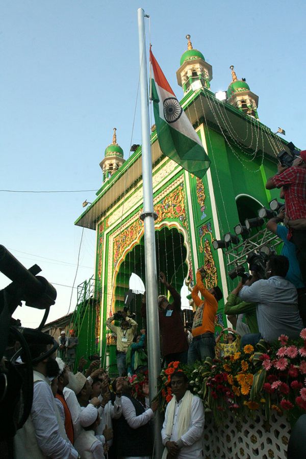 Members of the Peer Makhdum Shah Baba Trut unfurl the Indian tricolour at Peer Makhdum Shah Baba dargah in Mahim.