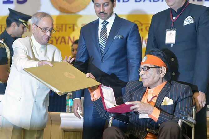 Manoj Kumar receives the Dadasaheb Phalke Award.