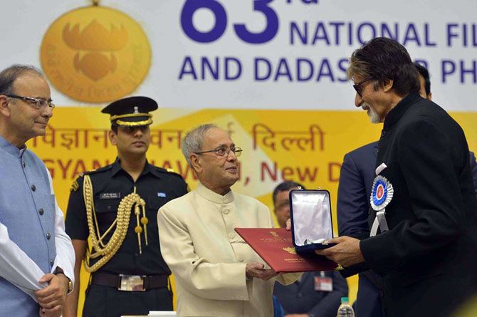 Amitabh Bachchan receives the National Award from the President.
