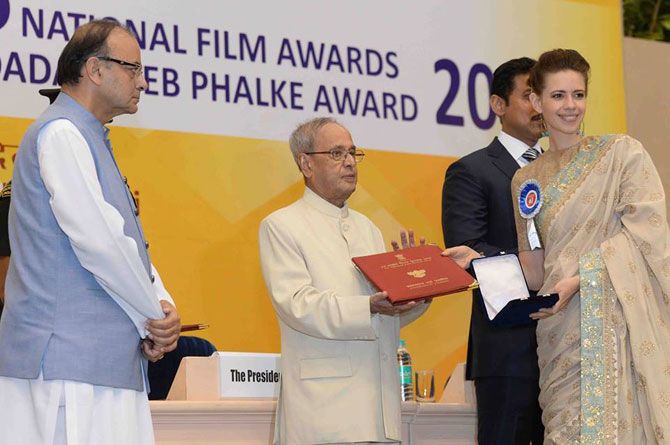 Kalki Koechlin receives her National Award from President Pranab Mukherjee