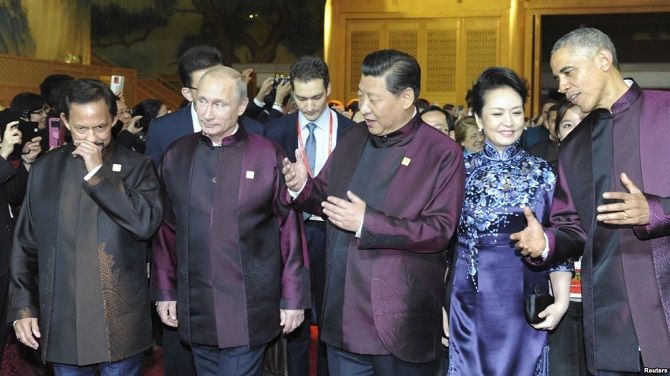 Brunei's Sultan Hassanal Bolkiah, Russian President Vladimir Putin, Chinese President Xi Jinping and his wife Peng Liyuan, and US President Barack Obama at the APEC summit in Beijing, November 10, 2014.