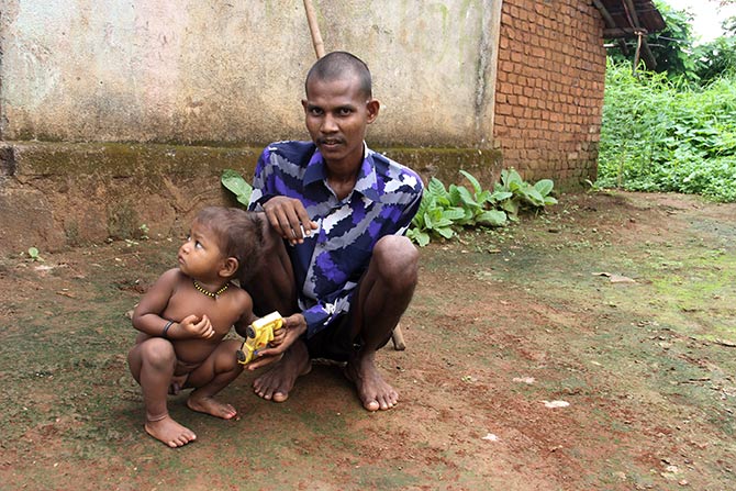 Ananta Savar, seen here with Rudra, suffers from tuberculosis since 2014. Reduced to mere bones Anata could barely walk a few metres before sitting down to catch up on his breath.