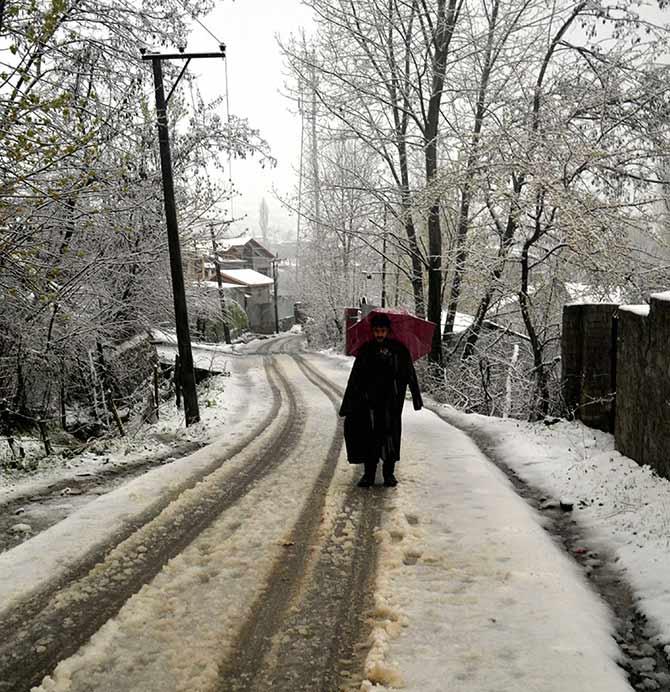 It's April, but it's snowing in Kashmir! India News