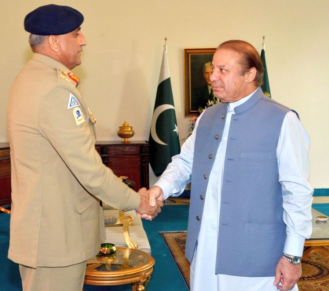 Then Pakistan prime minister Nawaz Sharif, right, with Pakistan army chief General Qamar Javed Bajwa