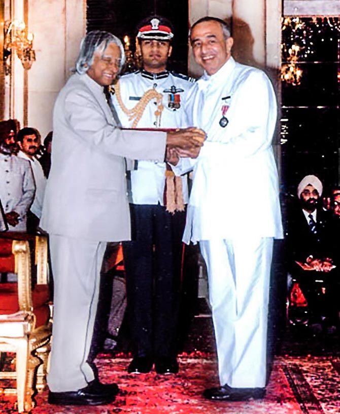 Astad Deboo receives the Padma Shri from President A P J Abdul Kalam