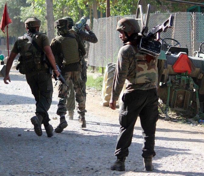 Soldiers advance with a rocket launch to neutralise the Lashkar-e-Tayiba terrorists in Kashmir, June 16, 2017. Photograph: Umar Ganie