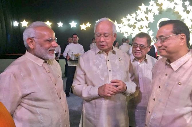 Prime Minister Narendra D Modi with Chinese Premier Li Keqiang, right, and Malaysian Prime Minister Najib Razak, centre, at the dinner to mark 50 years of ASEAN, November 12, 2017. Photograph: @narendramodi/Twitter
