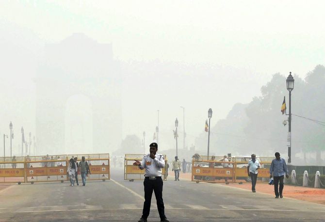 India Gate, obscured by Delhi's smog. Photograph: Manvender Vashist/PTI Photo
