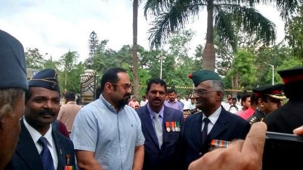 Colonel M B Ravindranath, Vir Chakra, right, with Rajeev Chandrasekhar, MP. Kind courtesy: Rajeev Chandrasekhar/Twitter