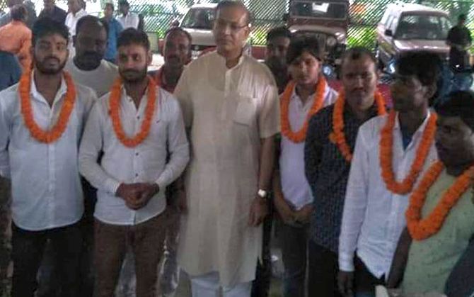 Union Minister Jayant Sinha garlanded the accused in the Ramgarh lynching case at his Hazaribagh home in Jharkhand