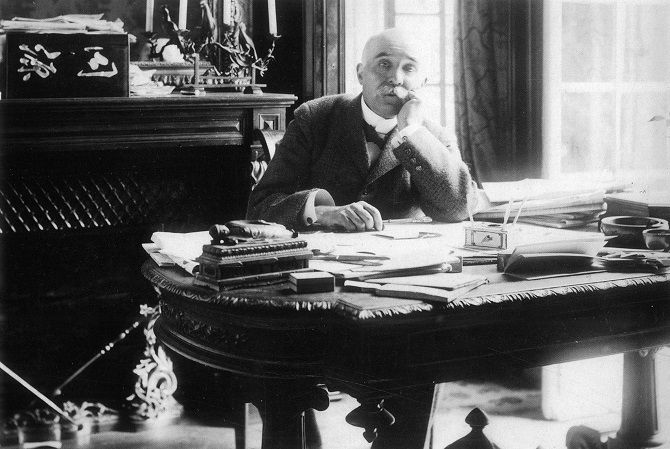 Georges Clemenceau on his desk with Bodhisattvas during the Great War.