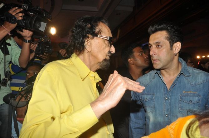 Alyque Padamsee makes a point to Salman Khan at the launch of A R Rahman and Kapil Sibal's album Raunaq