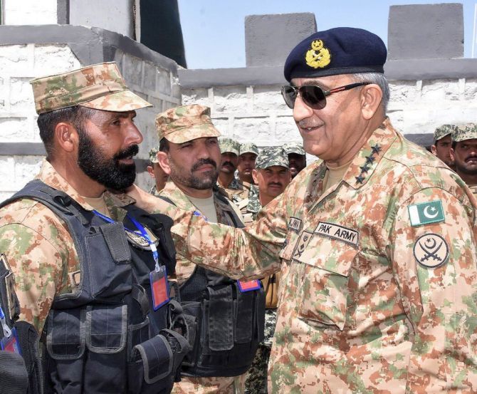 Pakistan's army chief General Qamar Javed Bajwa, right, with his troops