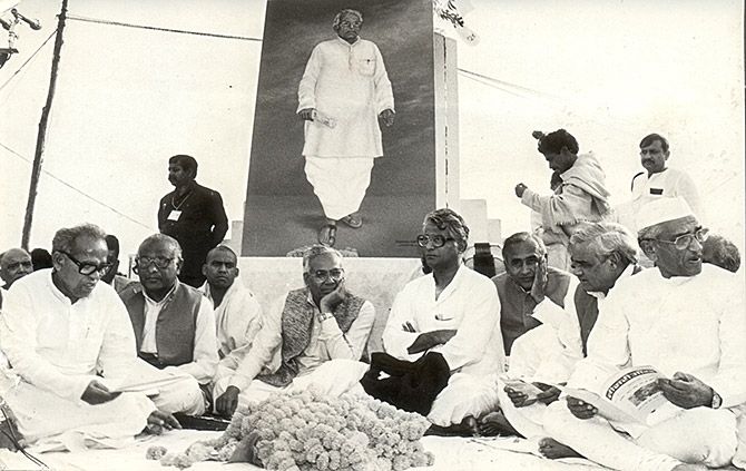 An all party condolence meeting to pay tribute to the late Karpoori Thakur in Patna, February 29, 1988. From right to left, Hemawati Nandan Bahuguna, Atal Bihari Vajpayee, Ram Awadhesh Singh, George Fernandes, then Bihar chief minister Bhagwat Jha Azad and Vinayak Prasad Yadav