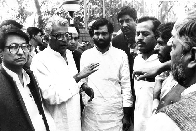 George Fernandes with Ram Vilas Paswan and Ajit Singh interacts with political workers in 1990