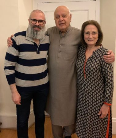 Farooq Abdullah flanked by his wife, Molly and son, Omar