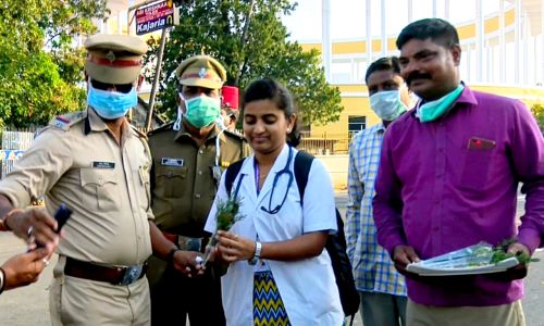 Cops offer a flower to a doctor in Puducherry