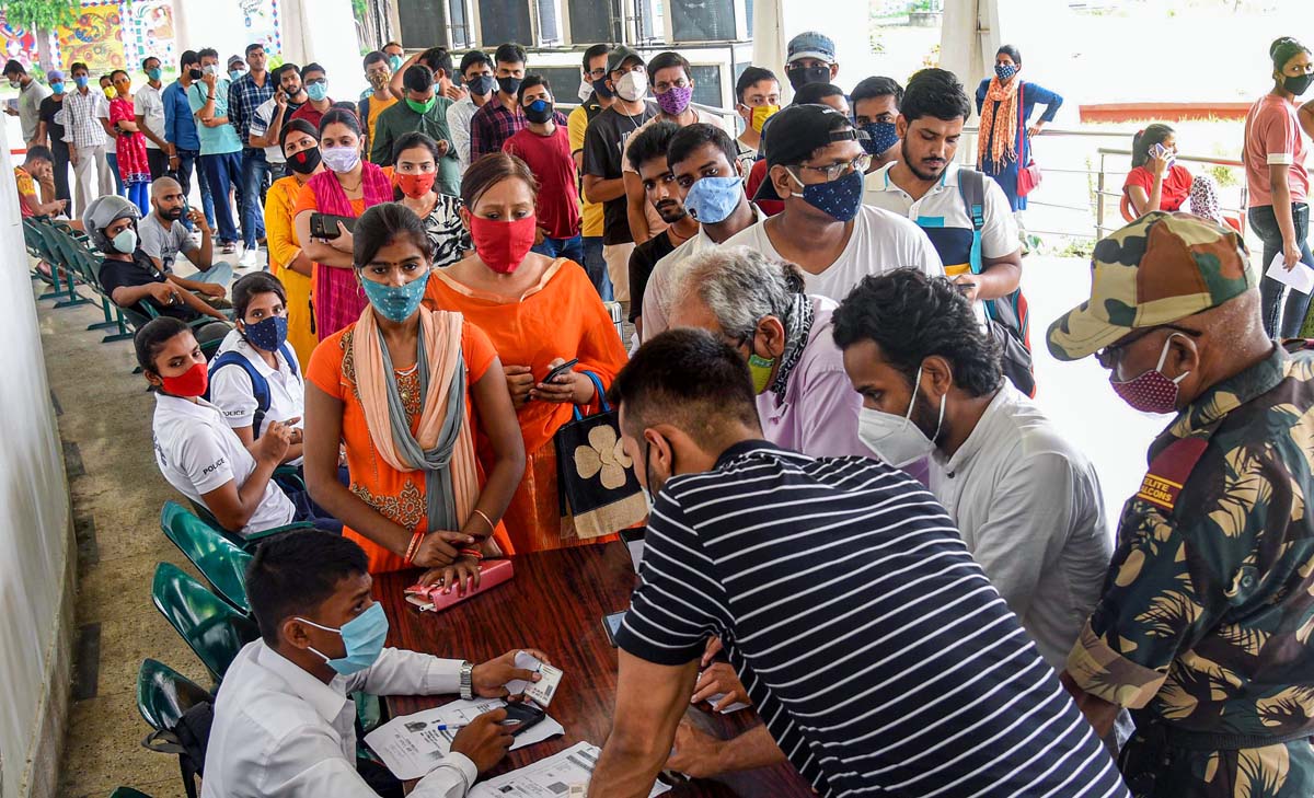 People queue up to get vaccinated in Patna