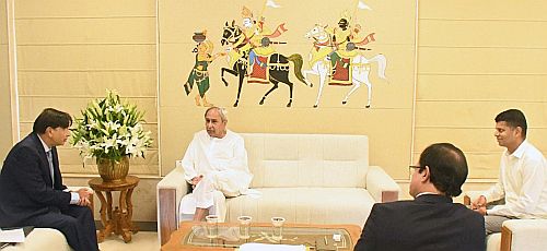 Odisha CM Naveen Patnaik with Lakshmi Mittal (left)