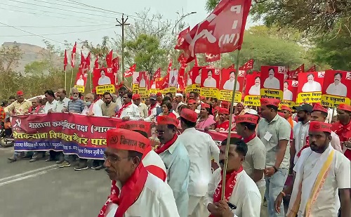 Thousands of Maharashtra farmers march towards Mumbai from Nashik on Tuesday/ANI
