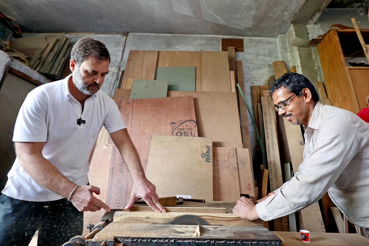 Rahul Gandhi in furniture market