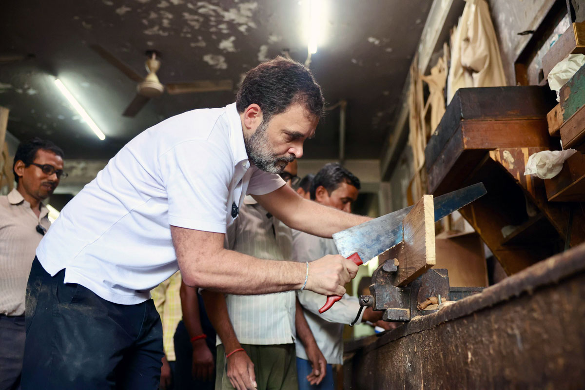 Rahul Gandhi in furniture market