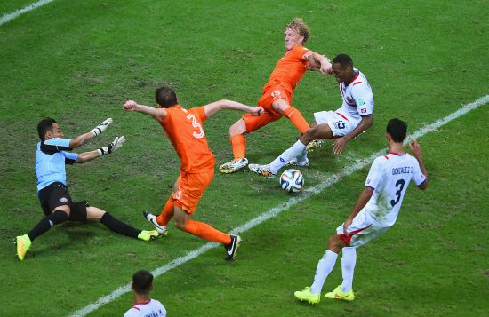 Dirk Kuyt of the Netherlands attempts a shot against Junior Diaz of Costa Rica 