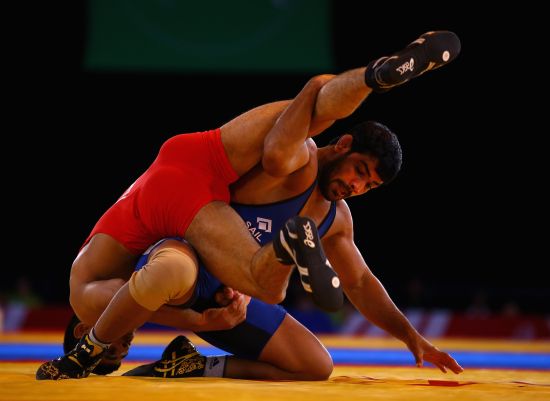 Sushil Kumar of India (blue) on his way to beating Qamar Abbas of Pakistan in the 74kg Freestyle Wrestling Gold medal match 