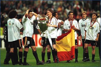 Steve McManaman of Real Madrid with the European Cup