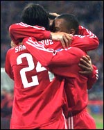 Samy Kuffour (R) and Roque Santa Cruz of FC Bayern Munich